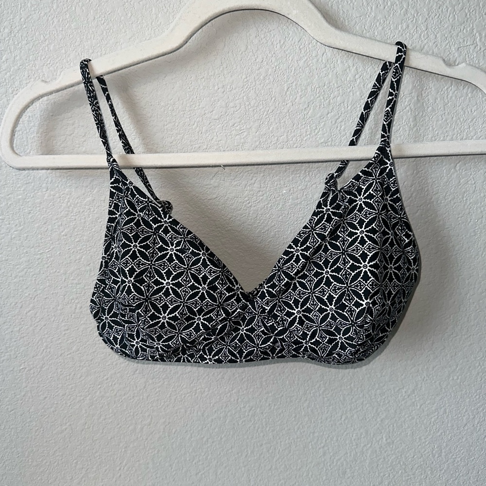 Black and white patterned swim top